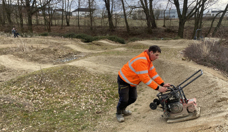 Pumptrack ve Strakonicích je kvůli jarní úpravě dočasně uzavřený, hlídají ho kamery