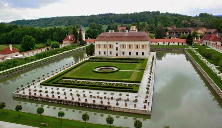 Památkáři s dobrovolníky obnoví historický sad u zámku Kratochvíle