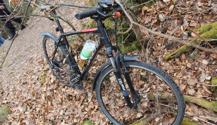 Na cyklostezce pod Babou ležel mrtvý cyklista. Policie hledá svědky