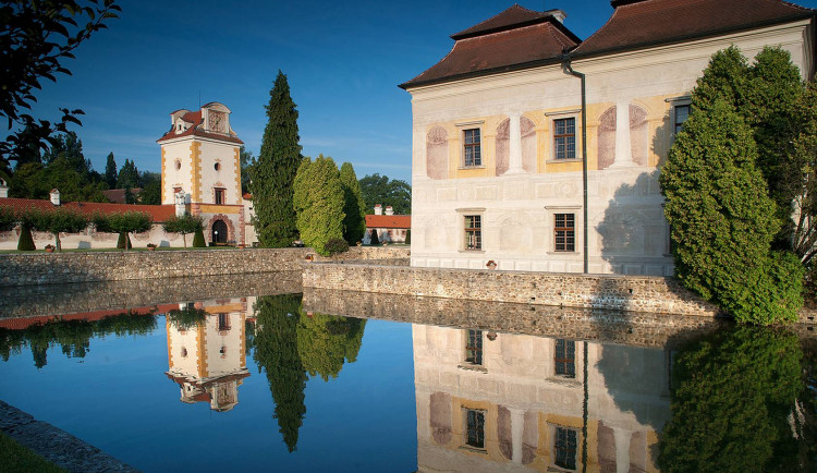 Jihočeské zámky letos propojí květinové výstavy s uměním a historií