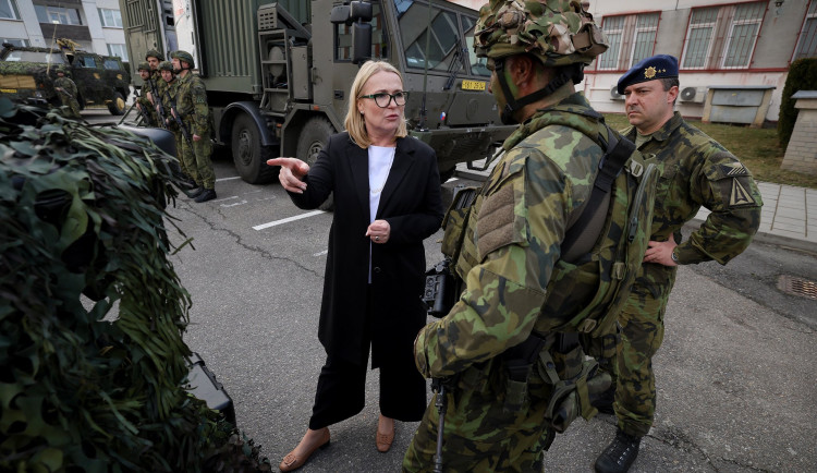 Černochová chce snížit podstav vojáků, nepřicházet o zkušené a získat nové