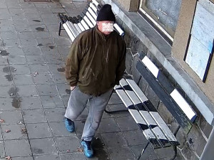 Zloděj se vloupal do nádražní budovy. Policie pátrá po dvojici na fotografiích