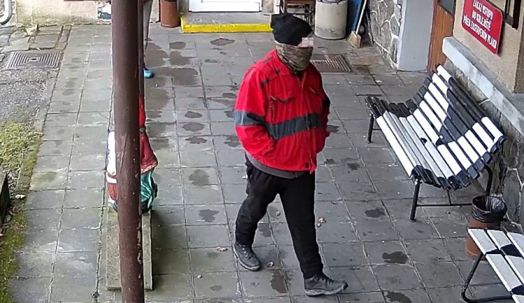 Zloděj se vloupal do nádražní budovy. Policie pátrá po dvojici na fotografiích