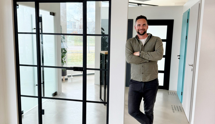 Zákazníci dnes požadují široký výběr produktů a špičkový servis, říká majitel showroomu se sklem a dveřmi Sapeli