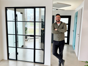 Zákazníci dnes požadují široký výběr produktů a špičkový servis, říká majitel showroomu se sklem a dveřmi Sapeli