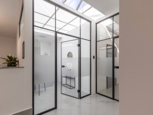 Dnešní zákazníci vyžadují široký výběr produktů, zakázkovou výrobu a špičkový servis, říká majitel showroomu se sklem a dveřmi Sapeli Lukáš Durek