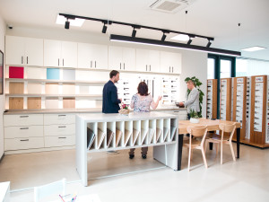 Dnešní zákazníci vyžadují široký výběr produktů, zakázkovou výrobu a špičkový servis, říká majitel showroomu se sklem a dveřmi Sapeli Lukáš Durek