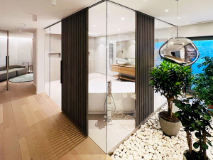 Dnešní zákazníci vyžadují široký výběr produktů, zakázkovou výrobu a špičkový servis, říká majitel showroomu se sklem a dveřmi Sapeli Lukáš Durek