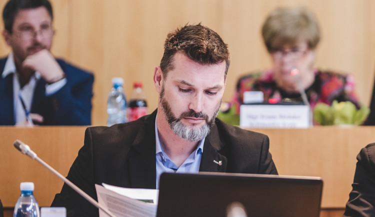Zastupitelé v Lišově odvolali starostu. Nahradil ho kolega za strany