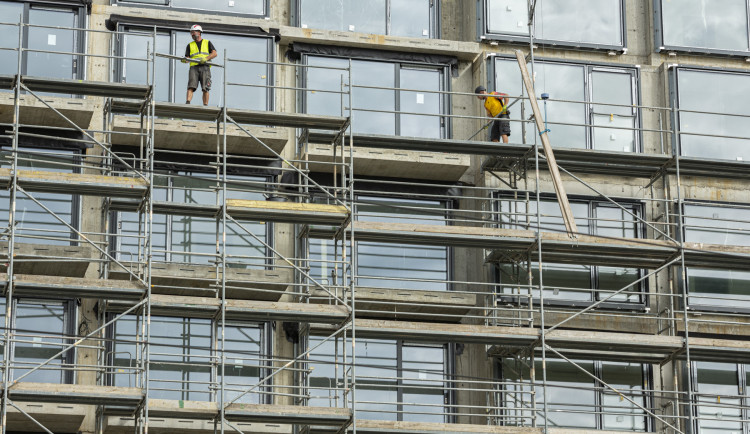 Češi vnímají koupi vlastního bydlení jako nedostupnou, přesto se svého snu nevzdávají
