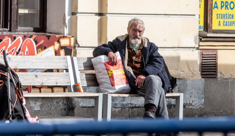 Azylový dům pro lidi bez domova se přesune na okraj města. Kontroverzní projekt rozděluje politiky