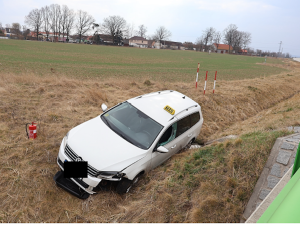 Pomohli v tísni a zmizeli. Policie hledá dva zachránce, kteří vyprostili zraněného taxikáře z auta