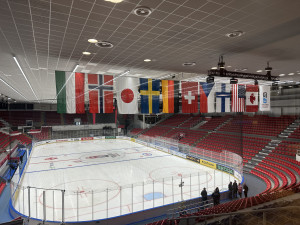 Přípravy hokejového mistrovství vrcholí, šampionát začne již za pět dní. V kabině už byste logo Motoru hledali marně