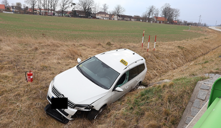Neváhali pomoct člověku v tísni, o uznání zásluh však nestáli. Policie hledá dva zachránce, kteří pomohli zraněnému taxikáři