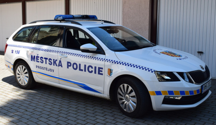 Muž se hostil v prostějovském baru. Útěk bez placení přes okénko na záchodě mu ale nevyšel