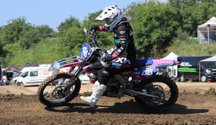 Vážná nehoda na motokrosových závodech, motorka vylétla z dráhy a spadla mezi diváky