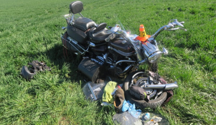 Za těžkou nehodu motorkáře může řidič traktoru. Začal odbočovat, když ho motorka předjížděla