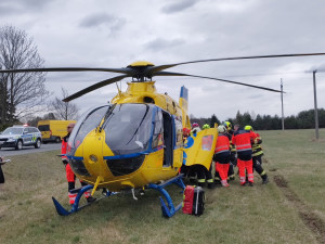 U Halámek srazilo auto cyklistu. Silnice je zcela uzavřená, zasahoval i vrtulník