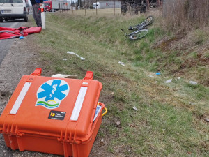 U Halámek srazilo auto cyklistu. Silnice je zcela uzavřená, zasahoval i vrtulník