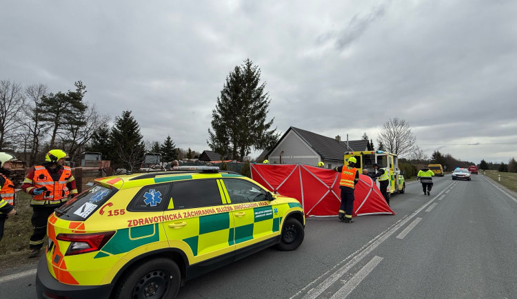 U Halámek srazilo auto cyklistu. Silnice je zcela uzavřená, zasahoval i vrtulník