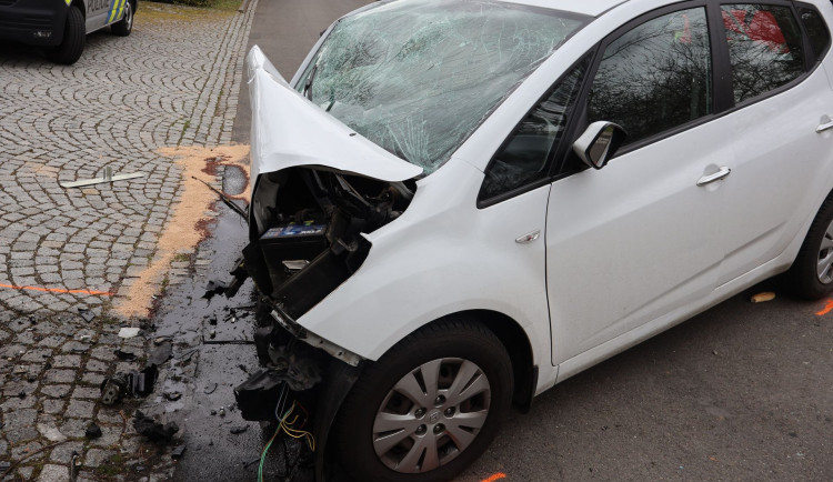 Tragická nehoda v Bohuňovicích. Devětačtyřicetiletý řidič zemřel poté, co s autem narazil do zdi