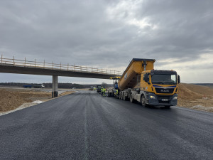 Stavba obchvatu Lišova finišuje. Kvůli nekvalitní zemině se o desítky milionů prodražila