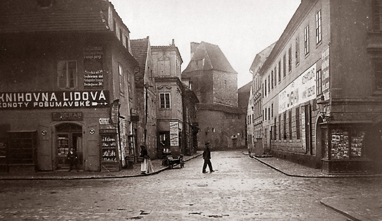 Hradební věž Manda připomínala středověký ráz městského centra až do začátku 20. století