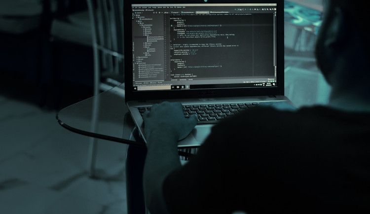 Ukradli a upravili zdrojový kód oblíbené PC hry. Na hráčích následně vydělali 13 milionů korun