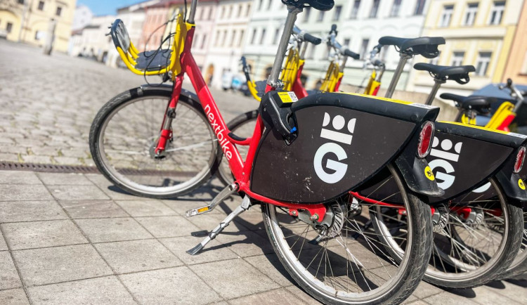 Hradec má 13 nových stanic na sdílená kola. Na své si přijdou v Plotištích i Pileticích