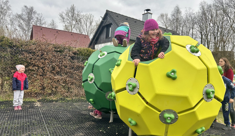 VIDEO: Děti v Dolní Cerekvi dnes testovaly nové hřiště. Nejvíc chválily molekuly, které jsou v ČR unikátní