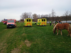 U Třebotovic havaroval koňský povoz, zranili se čtyři lidé. Koně z nehody vyvázli bez újmy