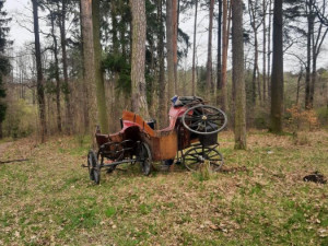 U Třebotovic havaroval koňský povoz, zranili se čtyři lidé. Koně z nehody vyvázli bez újmy