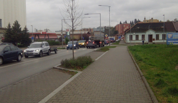 VIDEO: Kolony, zdržení, nervy. Silničáři dnes zahájili ve Šternberku opravy druhé části průtahu