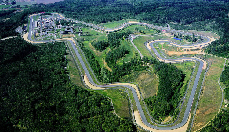 V Brně se chystají na MotoGP. Masarykův okruh frézují s milimetrovou přesností