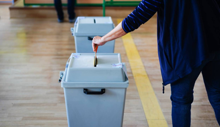 NMS: ANO kleslo pod 30 %. SPD s podporou dalších stran na třetím místě