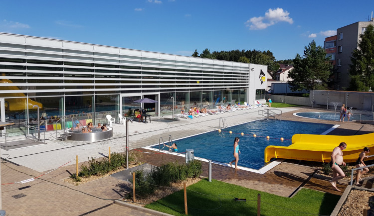 Bazén v Nové Pace bude do září zavřený. Stavbaři opravují špatné izolace podlah