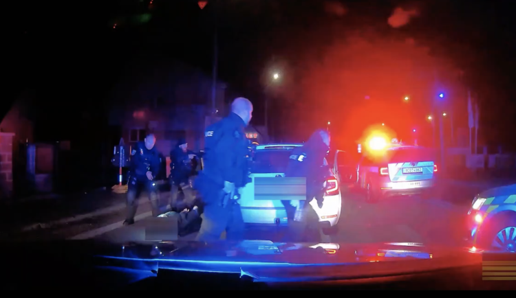 Divoká honička v krajském městě. Řidič byl pod vlivem drog a nesměl řídit