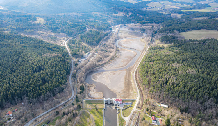 Kvůli výměně česel na Lipně II se Vltava krátce vrátila do původního koryta