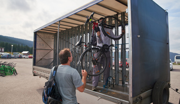 O Velikonocích vyjedou do Krkonoš cyklobusy. Svezou lidi z několika měst