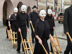 Velikonoční hrkání je po roční pauze opět zpět. První letošní průvod přišly podpořit desítky lidí