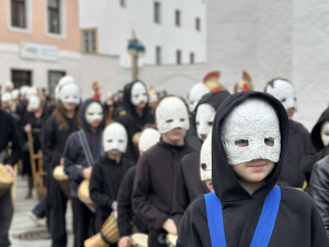 Velikonoční hrkání je po roční pauze opět zpět. První letošní průvod přišly podpořit desítky lidí