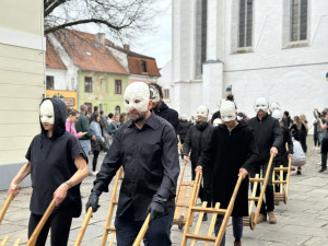 Velikonoční hrkání je po roční pauze opět zpět. První letošní průvod přišly podpořit desítky lidí