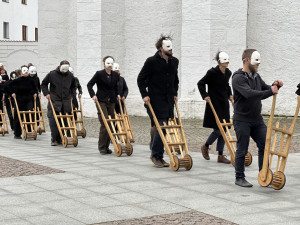 Velikonoční hrkání je po roční pauze opět zpět. První letošní průvod přišly podpořit desítky lidí