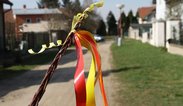 ANKETA: Tradice nebo násilí? Co si myslíte o velikonoční koledě a vyšlehání dívek i žen pomlázkami?