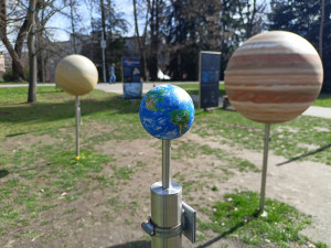 Země je zpátky. Sluneční soustava před budějovickým planetáriem je opět kompletní