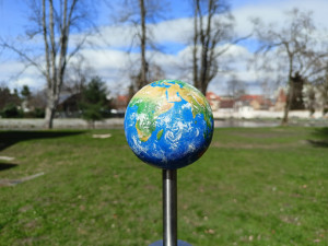 Země je zpátky. Sluneční soustava před budějovickým planetáriem je opět kompletní