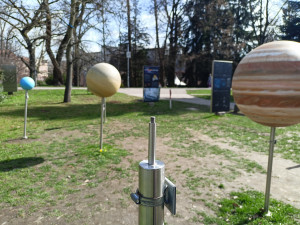 Země je zpátky. Sluneční soustava před budějovickým planetáriem je opět kompletní