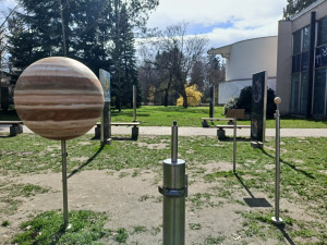 Země je zpátky. Sluneční soustava před budějovickým planetáriem je opět kompletní