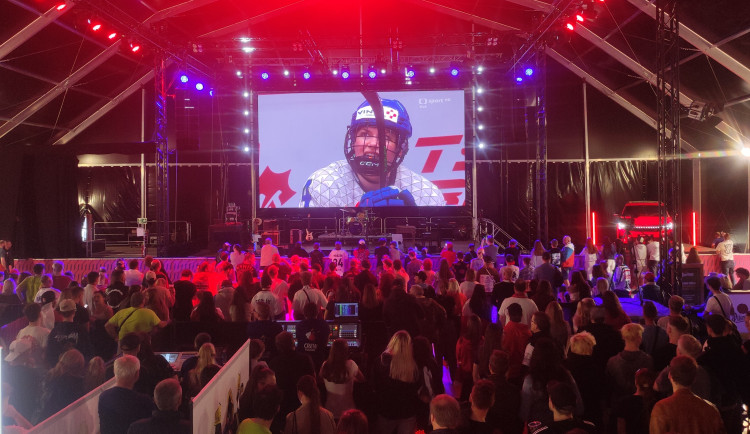 Co dělají Budějce, když Češky rozstřílí Švýcarsko 7:0? Fandí, slaví a chystají se na semifinále!