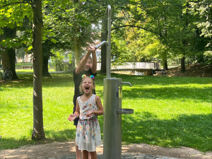 V Budějcích přibudou mlžítka a pítka. Osvěžení přinesou na dětská hřiště, sídliště i do parků